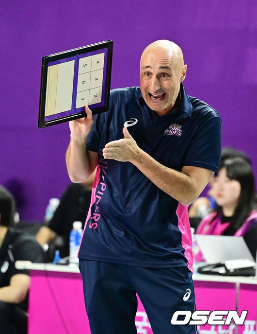 [OSEN=지형준 기자] 9일 오후 인천삼산월드체육관에서 도드람 2023-2024 V리그 여자부 흥국생명과 GS칼텍스의 경기가 열렸다.1세트 흥국생명 아본단자 감독이 선수들과 이야기를 나누고 있다. 2023.12.09 / jpnews.osen.co.kr