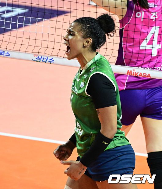 [OSEN=지형준 기자] 9일 오후 인천삼산월드체육관에서 도드람 2023-2024 V리그 여자부 흥국생명과 GS칼텍스의 경기가 열렸다.1세트 GS칼텍스 실바가 득점에 기뻐하고 있다. 2023.12.09 / jpnews.osen.co.kr