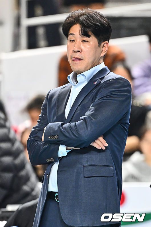 [OSEN=김천, 이석우 기자]한국도로공사 김종민 감독이 1,2세트를 내리 내주고 아쉬운 표정을 짓고 있다. 2023.12.10 / foto0307@osen.co.kr