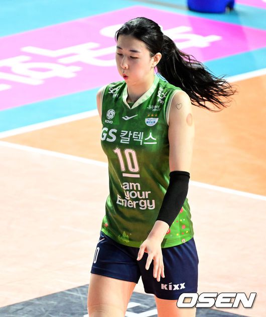 [OSEN=지형준 기자] 9일 오후 인천삼산월드체육관에서 도드람 2023-2024 V리그 여자부 흥국생명과 GS칼텍스의 경기가 열렸다.1세트 GS칼텍스 강소휘가 서브를 준비하고 있다. 2023.12.09 / jpnews.osen.co.kr