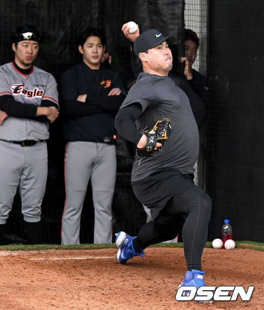 [OSEN=최규한 기자] 류현진이 한화 선수들의 시선을 받으며 불펜 피칭을 하고 있다. 2022.02.14 / dreamer@osen.co.kr
