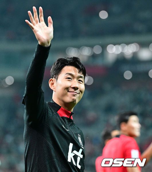 [OSEN=지형준 기자] 위르겐 클린스만 감독이 이끄는 대한민국 축구 국가대표팀이 13일 오후 8시서울월드컵경기장에서 튀니지와 국가대표 친선경기서 이강인의 2골 1도움 슈퍼 활약을 앞세워 4-0으로 승리했다.경기를 마치고 대한민국 손흥민이 붉은악마와 승리를 기뻐하고 있다. 2023.10.13 /jpnews@osen.co.kr