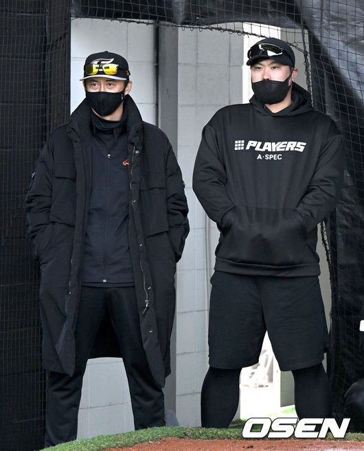[OSEN=최규한 기자] 한화 손혁 단장, 류현진.  2022.02.14 / dreamer@osen.co.kr