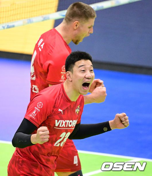 [OSEN=수원, 지형준 기자] 28일 오후 수원체육관에서 도드람 2023-2024 V리그 남자부 한국전력과 삼성화재의 경기가 열렸다.2세트 한국전력 신영석이 득점에 기뻐하고 있다. 2023.11.28 / jpnews.osen.co.kr