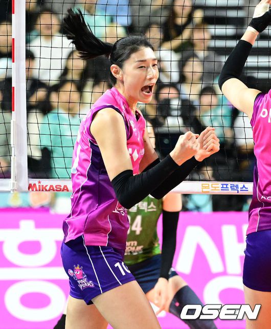 [OSEN=지형준 기자] 9일 오후 인천삼산월드체육관에서 도드람 2023-2024 V리그 여자부 흥국생명과 GS칼텍스의 경기가 열렸다.1세트 흥국생명 김연경이 블로킹 득점에 기뻐하고 있다. 2023.12.09 / jpnews.osen.co.kr