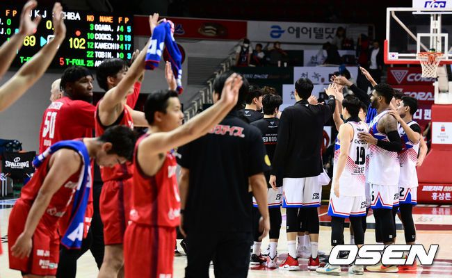 [OSEN=안양, 조은정 기자]13일 안양체육관에서 EASL(동아시아 슈퍼리그) 2023-2024시즌 A조 예선 안양 정관장과 치바 제츠의 경기가 열렸다.정관장은 치바에 69-102 패배를 거뒀다. 경기 종료 후 패바를 거둔 정관장(오른쪽)이 파이팅을 외치고 있다. 2023.12.13 /cej@osen.co.kr