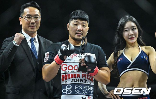 [OSEN=박준형 기자]권아솔이 승리 후 포즈를 취하고 있다.    2023.12.16  / soul1014@osen.co.kr