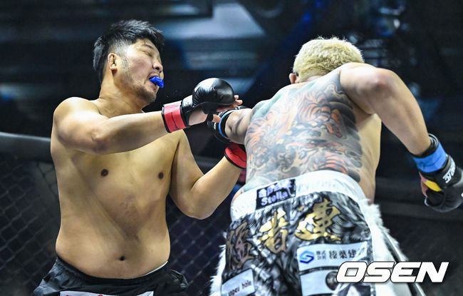 [OSEN=박준형 기자]권아솔이 펀치를 안면에 허용하고 있다.   2023.12.16  / soul1014@osen.co.kr