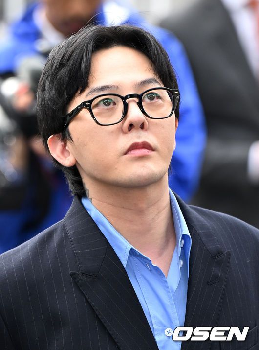 [OSEN=인천, 이대선 기자] 마약류 관리에 관한 법률상 마약 혐의를 받는 가수 지드래곤(35·본명 권지용)이 6일 인천 논현경찰서에 출석했다.지드래곤이 경찰서로 향하며 취재진 질문에 답을 하고 있다. 2023.11.06 /sunday@osen.co.kr