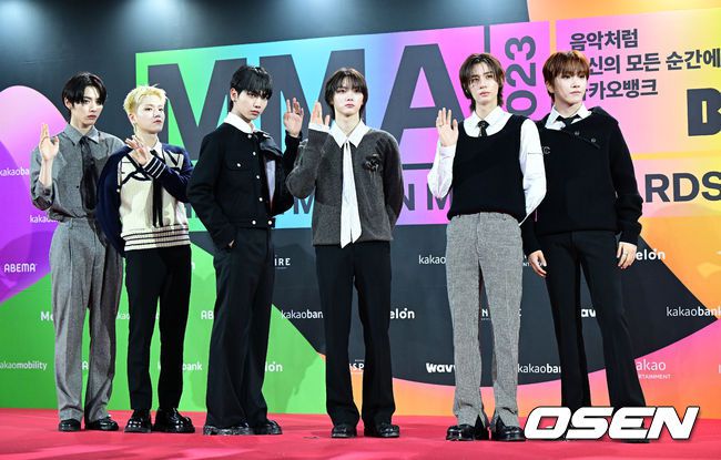 [OSEN=지형준 기자] 2일 오후 인천 인스파이어 아레나에서 멜론뮤직어워드(MMA2023)레드카펫 행사가 열렸다.가수 보이넥스트도어가 포토타임을 하고 있다. 2023.12.02 / jpnews.osen.co.kr