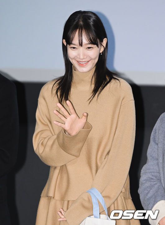 [OSEN=조은정 기자]10일 서울 용산구 CGV용산아이파크몰에서 영화 ‘3일의 휴가(감독 육상효)’ 무대인사가 진행됐다.‘3일의 휴가’는 하늘에서 휴가 온 엄마 ‘복자’(김해숙 분)와 엄마의 레시피로 백반집을 운영하는 딸 ‘진주’(신민아 분)의 힐링 판타지다.배우 신민아가 무대인사에 참석해 관객과의 시간을 갖고 있다. 2023.12.10 /cej@osen.co.kr