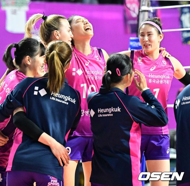 [OSEN=인천, 지형준 기자] 24일 오후 인천삼산월드체육관에서 도드람 2023-2024 V리그 여자부 흥국생명과 정관장의 경기가 열렸다.이날 경기에서 흥국생명은 세트 스코어 3-1로 승리를 거두며 2연패에서 탈출했다. 정관장은 3연패.흥국생명 옐레나, 김연경, 김수지가 동료선수들과 승리를 기뻐하고 있다. 2023.12.24 / jpnews.osen.co.kr