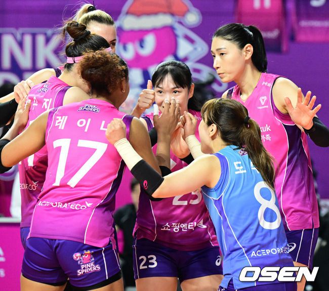 [OSEN=인천, 지형준 기자] 24일 오후 인천삼산월드체육관에서 도드람 2023-2024 V리그 여자부 흥국생명과 정관장의 경기가 열렸다.1세트 흥국생명 선수들이 득점에 기뻐하고 있다. 2023.12.24 / jpnews.osen.co.kr