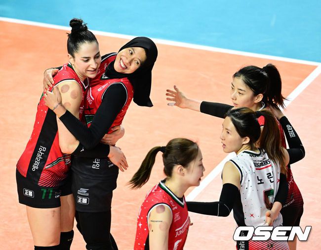 [OSEN=인천, 지형준 기자] 24일 오후 인천삼산월드체육관에서 도드람 2023-2024 V리그 여자부 흥국생명과 정관장의 경기가 열렸다.3세트 정관장 지아, 메가가 득점에 기뻐하고 있다. 2023.12.24 / jpnews.osen.co.kr