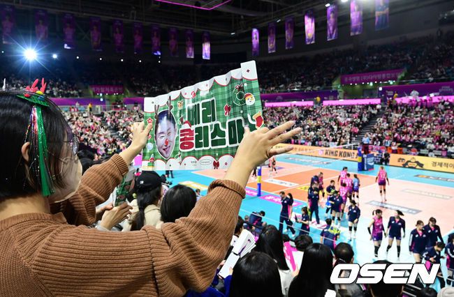 [OSEN=인천, 지형준 기자] 24일 오후 인천삼산월드체육관에서 도드람 2023-2024 V리그 여자부 흥국생명과 정관장의 경기가 열렸다.이날 경기에서 흥국생명은 세트 스코어 3-1로 승리를 거두며 2연패에서 탈출했다. 정관장은 3연패.만원 관중을 기록한 가운데 한 팬이 김연경을 응원하고 있다. 2023.12.24 / jpnews.osen.co.kr