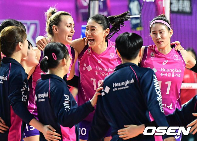 [OSEN=인천, 지형준 기자] 24일 오후 인천삼산월드체육관에서 도드람 2023-2024 V리그 여자부 흥국생명과 정관장의 경기가 열렸다.이날 경기에서 흥국생명은 세트 스코어 3-1로 승리를 거두며 2연패에서 탈출했다. 정관장은 3연패.흥국생명 옐레나, 김연경, 김수지가 동료선수들과 승리를 기뻐하고 있다. 2023.12.24 / jpnews.osen.co.kr