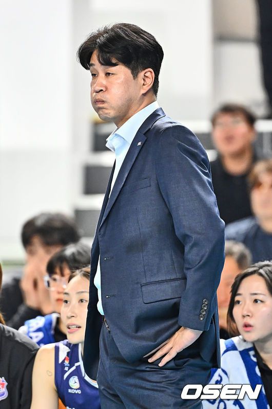 [OSEN=김천, 이석우 기자]한국도로공사 김종민 감독이 1,2세트를 내리 내주고 아쉬운 표정을 짓고 있다. 2023.12.10 / foto0307@osen.co.kr