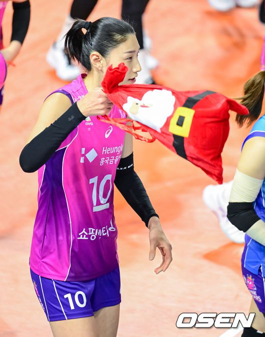 [OSEN=인천, 지형준 기자] 1세트 흥국생명 김연경을 비롯한 선수들이 리시브를 준비하고 있다. 2023.12.24 / jpnews.osen.co.kr