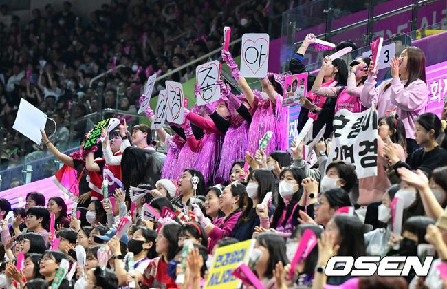 [OSEN=인천, 지형준 기자] 흥국생명 옐레나, 김연경, 김수지가 동료선수들과 승리를 기뻐하고 있다. 2023.12.24 / jpnews.osen.co.kr