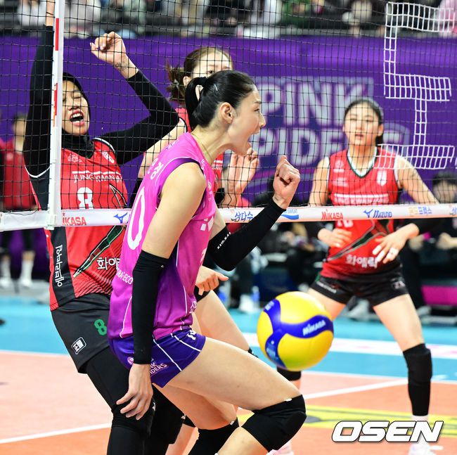 [OSEN=인천, 지형준 기자] 4세트 흥국생명 김연경이 득점에 기뻐하고 있다. 2023.12.24 / jpnews.osen.co.kr