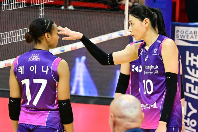 흥국생명 레이나와 김연경이 대화를 하고 있다. /KOVO 제공