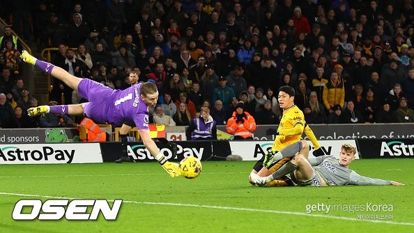 [OSEN=서울월드컵경기장, 박준형 기자] 위르겐 클린스만 감독이 이끄는 대한민국 축구 대표팀과 싱가포르의 2026 북중미 월드컵 아시아 2차 예선 C조 1차전이 16일 서울 마포구 서울월드컵경기장에서 열렸다.후반 황희찬이 추가골을 넣고 기뻐하고 있다.  2023.11.16 / soul1014@osen.co.kr