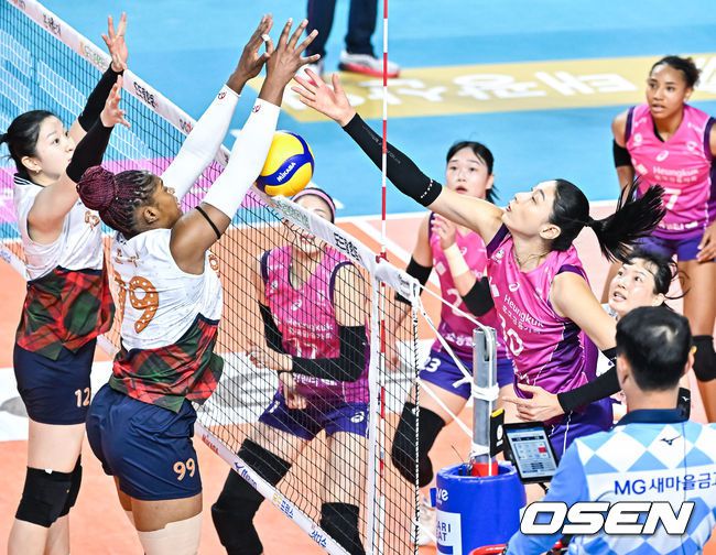 [OSEN=박준형 기자] 현대건설이 31일 인천 삼산월드체육관에서 열린 도드람 2023~2024시즌 V리그 4라운드 흥국생명전에서 세트스코어 3대0(25-20, 25-20, 25-19)으로 승리했다.1세트 흥국생명 김연경이 공을 놓치며 점수를 허용하고 있다.   2023.12.31 / soul1014@osen.co.kr