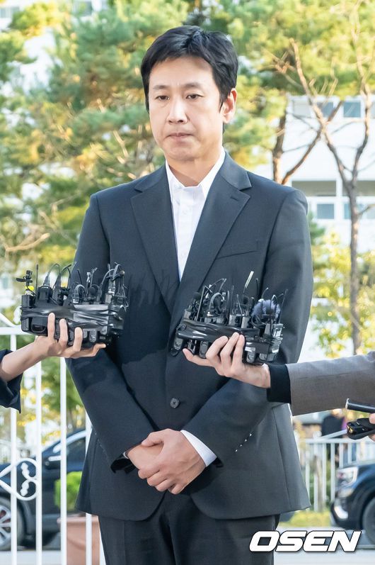 [OSEN=인천, 이대선 기자] 마약류 관리에 관한 법률상 마약 혐의를 받는 가수 지드래곤(35·본명 권지용)이 6일 인천 논현경찰서에 출석했다.지드래곤이 경찰서로 향하며 취재진 질문에 답을 하고 있다. 2023.11.06 /sunday@osen.co.kr