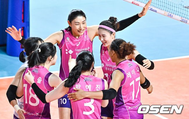 [OSEN=박준형 기자] 31일 인천삼산체육관에서 도드람 2023-2024 V리그 여자부 흥국생명과 현대건설의 경기가 진행됐다. 1세트 흥국생명 김수지가 득점 후 김연경과 기뻐하고 있다.   2023.12.31 / soul1014@osen.co.kr