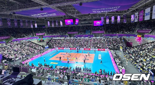 [OSEN=박준형 기자] 31일 인천삼산체육관에서 도드람 2023-2024 V리그 여자부 흥국생명과 현대건설의 경기가 진행됐다. 만원관중을 기록한 가운데 경기가 진행되고 있다.    2023.12.31 / soul1014@osen.co.kr