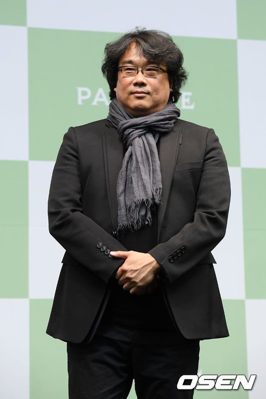 [OSEN=조은정 기자] 미국 아카데미 시상식에서 작품상을 비롯해 4관왕을 달성한 영화 '기생충(감독 봉준호)’ 기자회견이 19일 오전 서울 중구 웨스틴조선호텔 그랜드볼룸에서 열렸다.‘기생충’은 전원 백수인 기택네 장남 기우가 고액 과외 면접을 위해 박사장네 집에 발을 들이면서 시작된 두 가족의 만남이 걷잡을 수 없는 사건으로 번져가는 이야기를 담았다. 한국영화 최초로 제72회 칸 국제영화제 황금 종려상을 받은데 이어 지난 10일(한국시간) 제92회 아카데미 시상식에서 작품상, 감독상, 각본상, 국제 장편 영화상을 수상했다.봉준호 감독이 포즈를 취하고 있다. /cej@osen.co.kr