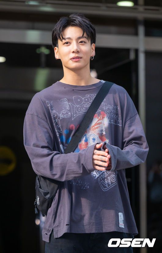 [OSEN=민경훈 기자] 5일 오후 서울시 서초구 강남대로에서 패션 브랜드 플래그십 스토어 오픈 포토 행사가 열렸다.배우 한소희가 입장하며 포즈를 취하고 있다. 2023.09.05 / rumi@osen.co.kr