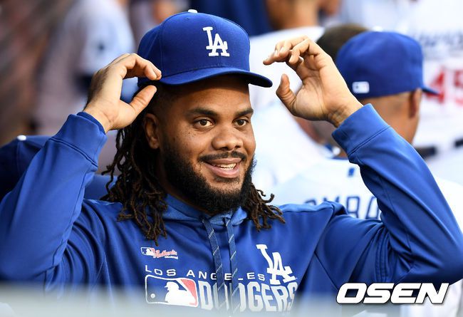 [OSEN=LA(미국 캘리포니아주), 최규한 기자]경기 시작을 앞두고 다저스 켄리 잰슨이 더그아웃에서 모자를 고쳐쓰고 있다. /dreamer@osen.co.kr