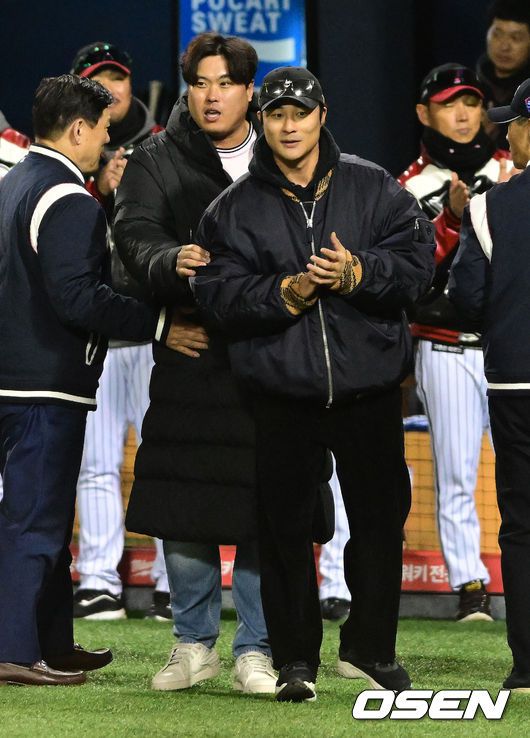 [OSEN=잠실, 지형준 기자]메이저리그 토론토 류현진, 샌디에이고 김하성이 사전 행사를 함께 하고 있다. 2023.11.13 / jpnews.osen.co.kr