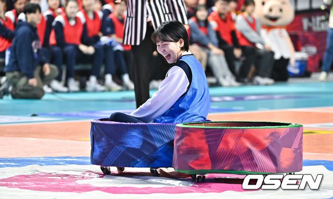 [OSEN=박준형 기자]  27일 오후 인천삼산월드체육관에서 프로배구 '2023-2024 도드람 V리그' 올스타전이 진행됐다.식전행사 명랑운동회 케와브에서 오지영이 인간 컬링 게임을 즐기고 있다.  2024.01.27  / soul1014@osen.co.kr