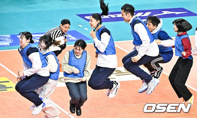 [OSEN=박준형 기자]  27일 오후 인천삼산월드체육관에서 프로배구 '2023-2024 도드람 V리그' 올스타전이 진행됐다.식전행사 명랑운동회 케와브에서 V스타 김연경이 단체줄넘기를 하고 있다.   2024.01.27  / soul1014@osen.co.kr