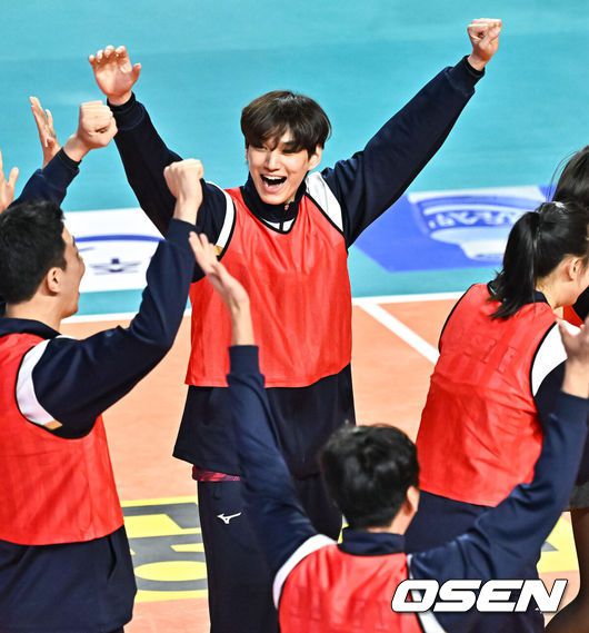 [OSEN=박준형 기자]  27일 오후 인천삼산월드체육관에서 프로배구 '2023-2024 도드람 V리그' 올스타전이 진행됐다.식전행사 명랑운동회 케와브에서 K스타 임성진이 단체줄넘기 승리 후 기뻐하고 있다.   2024.01.27  / soul1014@osen.co.kr