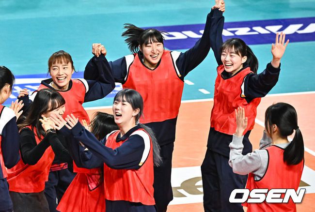 [OSEN=박준형 기자]  27일 오후 인천삼산월드체육관에서 프로배구 '2023-2024 도드람 V리그' 올스타전이 진행됐다.식전행사 명랑운동회 케와브에서 K스타 문정운과 정지윤, 김다인, 강소휘가 단체줄넘기 승리 후 기뻐하고 있다.   2024.01.27  / soul1014@osen.co.kr