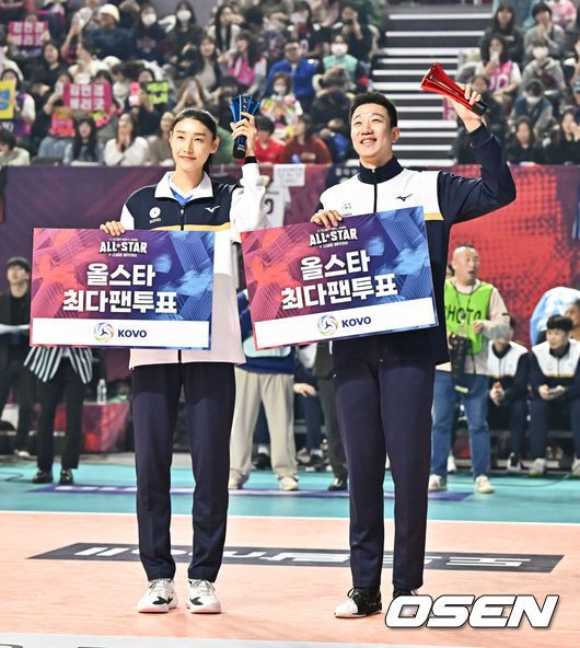 [OSEN=박준형 기자]  27일 오후 인천삼산월드체육관에서 프로배구 '2023-2024 도드람 V리그' 올스타전이 진행됐다.김연경과 신영석이 올스타 최다팬투표 1위 시상식을 갖고 포즈를 취하고 있다.  2024.01.27  / soul1014@osen.co.kr