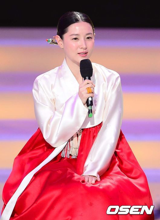 [OSEN=이대선 기자] 18일 오후 일산 MBC 드림센터에서 '대장금 10년 MBC 특별기획' 내 특집 공연 '대장금에서 나가수까지' 생방송이 열렸다.배우 이영애가 인터뷰를 하고 있다.이번 특별 생방송은 지난 2003년 9월부터 2004년 3월까지 MBC에서 인기리에 방영된 '대장금'의 방송 10주년을 맞이해 준비 됐으며, 145분간 드라마 '대장금'뿐만 아니라 MBC를 빛낸 한류 드라마와 예능 프로그램까지 전 세계적으로 사랑받고 있는 MBC 한류콘텐츠 문화를 총망라해 지난 10년의 의미를 돌아보는 시간을 가졌다.'대장금' 탄생 10주년이라는 뜻깊은 자리를 축하하기 위해 주인공 이영애가 생방송 출연을 했으며 '대장금'을 연출한 이병훈 감독도 참석해 자리를 빛냈다./sunday@osen.co.kr