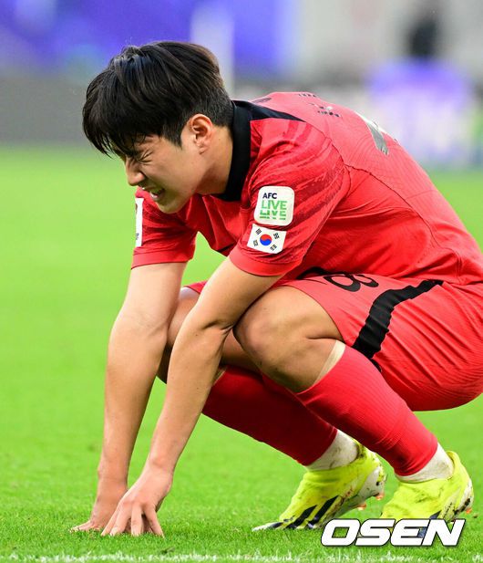 [OSEN=도하(카타르), 지형준 기자] 위르겐 클린스만감독이 이끄는 대한민국 축구대표팀과 요르단의 2023 아시아축구연맹(AFC) 카타르 아시안컵 E조 2차전이 20일 오후(현지시간) 카타르 도하알투마마 스타디움에서열렸다.후반 대한민국 이강인이 힘들어하고 있다. 2024.01.20 /jpnews@osen.co.kr