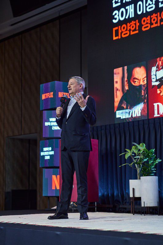 16일 오후 서울 종로구 센트로폴리스 3층 이그제큐티브 라운지에서는 '넷플릭스 서울 사랑방' 행사가 진행됐다. 공동 CEO 테드 서랜도스가 참석해 새해 인사를 전하고 있다.