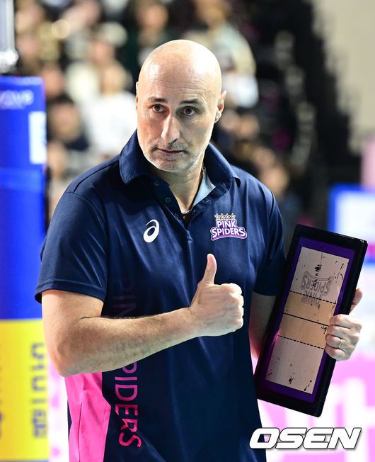 [OSEN=인천, 조은정 기자]흥국생명 아본단자 감독이 작전을 지시하고 있다. 2024.02.15