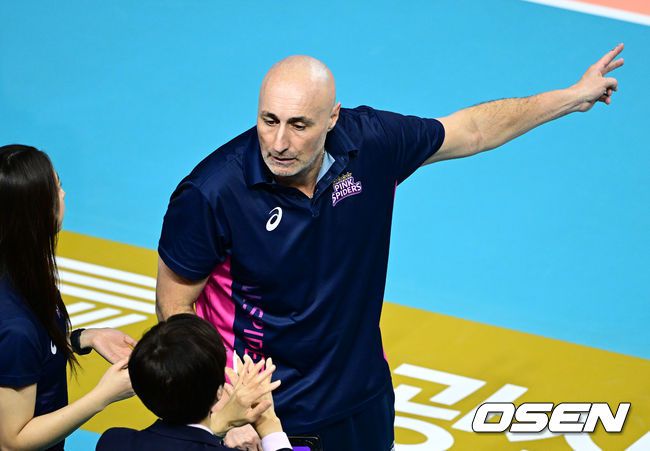 [OSEN=인천, 조은정 기자]3세트 흥국생명 아본단자 감독이 판정에 어필하고 있다. 2024.02.15 /cej@osen.co.kr