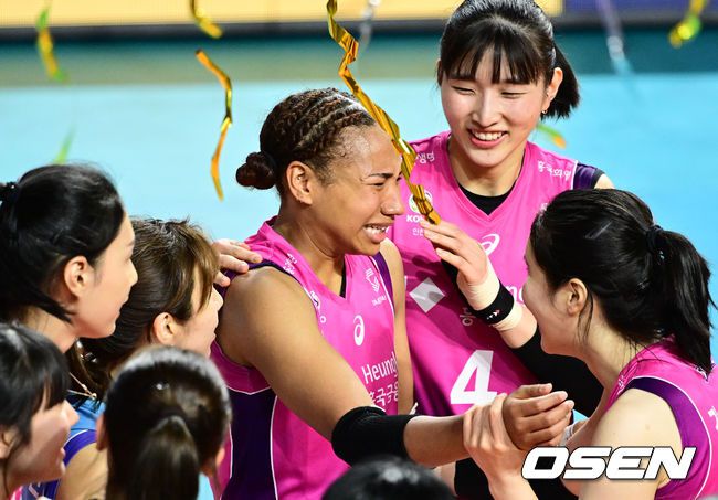 [OSEN=인천, 조은정 기자]흥국생명이 천신만고 끝에 가까스로 승점 2점을 따냈다.흥국생명은 15일 인천삼산월드체육관에서 열린 도드람 2023-2024 V리그 여자부 5라운드 IBK기업은행과의 홈경기에서 세트 스코어 3-2(25-18, 26-24, 23-25, 24-26, 15-12)으로 승리했다.흥국생명 레이나가 승리를 기뻐하고 있다. 2024.02.15 /cej@osen.co.kr