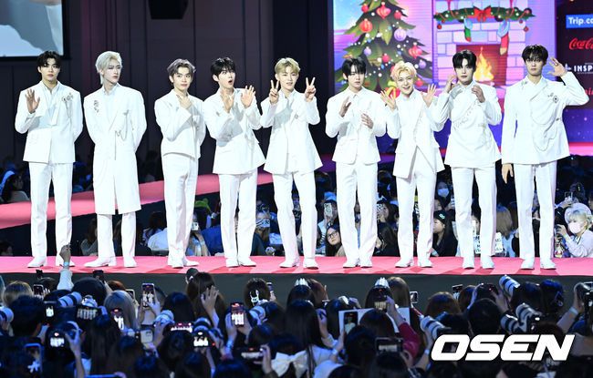 [OSEN=인천, 민경훈 기자]제로베이스원 김지웅이 포즈를 취할때 김규빈이 바라보고 있다. 2023.12.25 / rumi@osen.co.kr