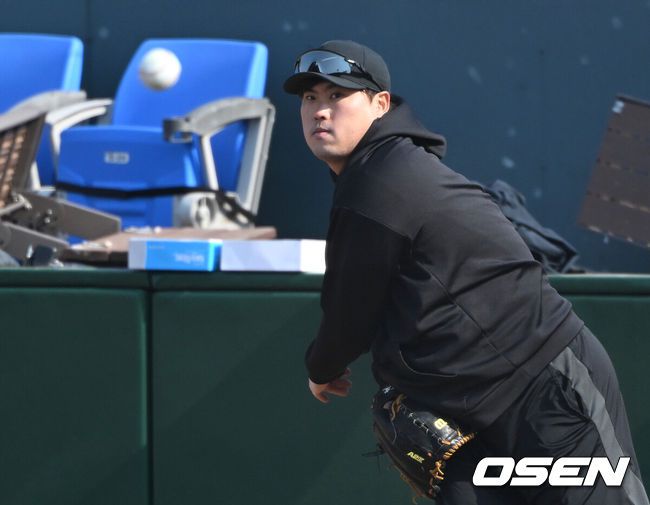 [OSEN=대전, 이대선 기자] 한화 이글스의 스프링캠프가 25일 대전 한화생명이글스파크에서 진행됐다.토론토 류현진이 김범수와 캐치볼을 하고 있다. 2022.02.25 /sunday@osen.co.kr