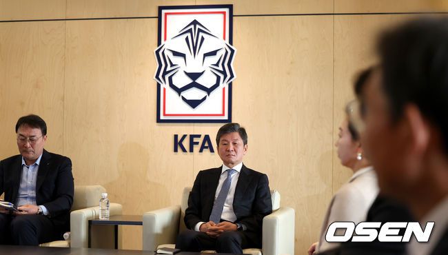 [OSEN=최규한 기자] 대한축구협회(KFA)가 16일 오전 서울 신문로 축구회관에서 축구 대표팀 사안 관련 임원회의를 개최했다. 이번 회의에는 정몽규 회장 및 주요 임원진이 참석하며 위르겐 클린스만(60) 대한민국 대표팀 감독 경질 여부를 논의할 예정이다. 회의는 비공개로 진행되며 회의결과 발표 여부는정해지지 않았다.정몽규 대한축구협회 회장과 임원진이 회의 시작을 준비하고 있다. 2024.02.16 / dreamer@osen.co.kr