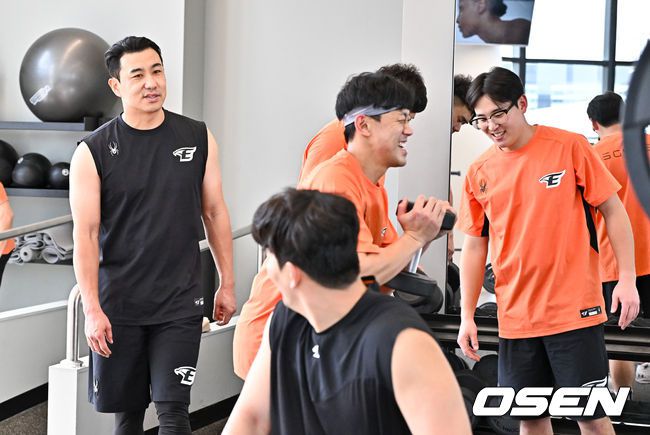 [OSEN=멜버른(호주), 박준형 기자] 한화 이글스가 2일(이하 한국시각) 호주 빅토리아주 멜버른에 위치한 멜버른볼파크에서 스프링캠프를 진행했다.한화 선수단은 지난달 30일에 도착해 31일까지 휴식하고 1일부터 ‘3일 훈련 1일 휴식’ 일정을 소화하기 시작했다.웨이트 트레이닝에서 김강민이 동료들과 이야기를 나누고 있다.  2024.02.02 / soul1014@osen.co.kr