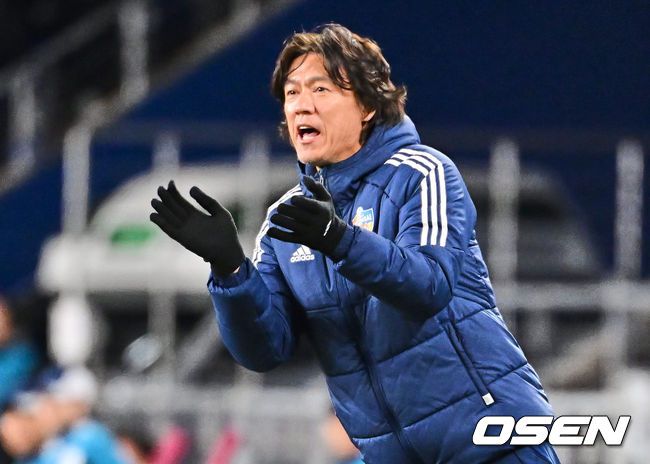 [OSEN=울산, 이석우 기자]울산 현대 홍명보 감독이 주민규의 헤딩슛 시도에 박수를 보내고 있다. 2024.02.15 / foto0307@osen.co.kr